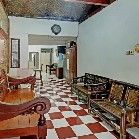 Spot On 91915 Homestay Superman-2