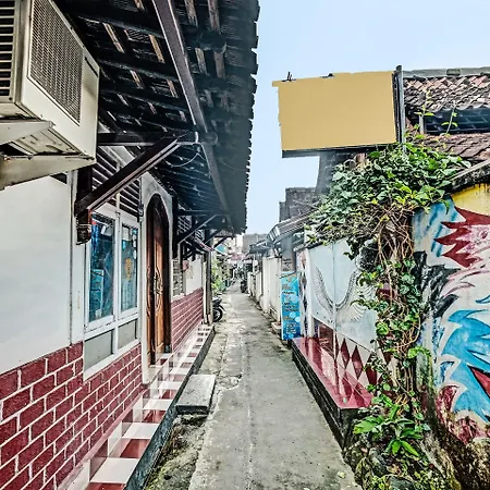 Spot On 91915 Homestay Superman-3